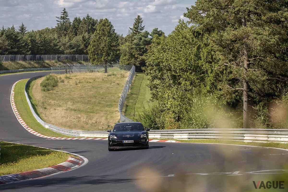 ニュルブルクリンク北コースのタイムアタックで7分7秒55という市販車EV最速タイムを出したポルシェ改良新型「タイカン」（開発車）