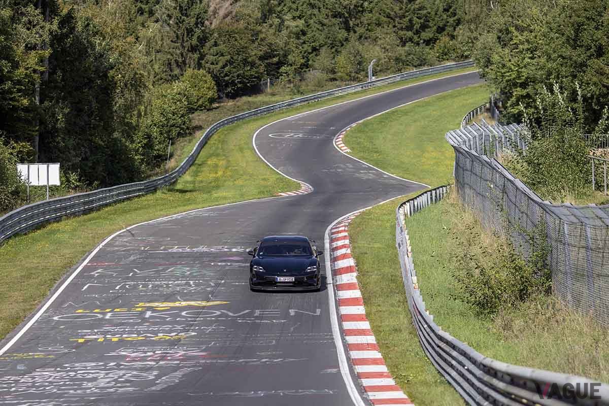 ニュルブルクリンク北コースのタイムアタックで7分7秒55という市販車EV最速タイムを出したポルシェ改良新型「タイカン」（開発車）