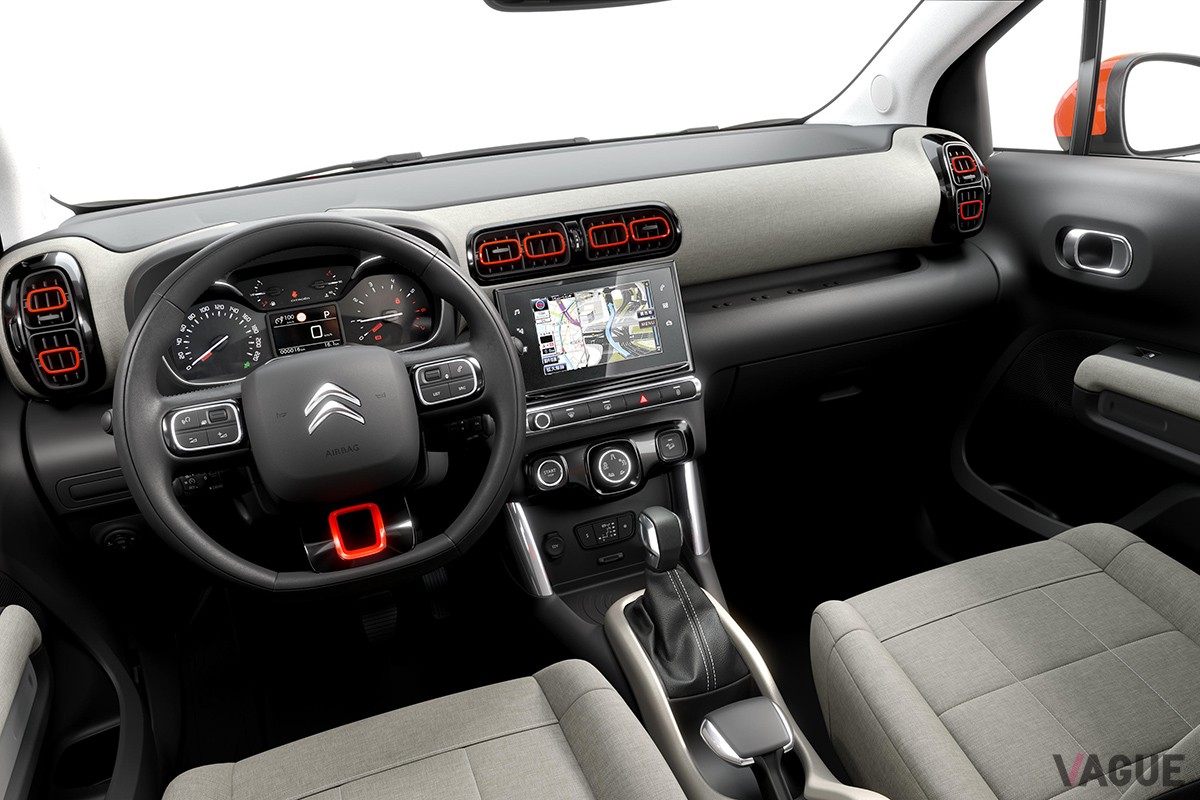 2019年に日本に上陸した、マイナーチェンジ前のシトロエン「C3エアクロスSUV」のインテリア