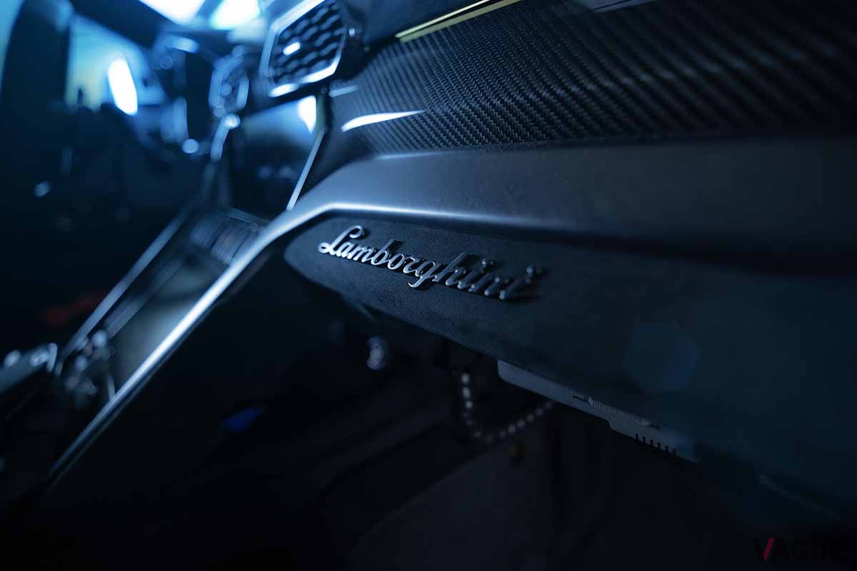 イタリア警察に提供されたランボルギーニのSUV「ウルス・ペルフォルマンテ」のインテリア