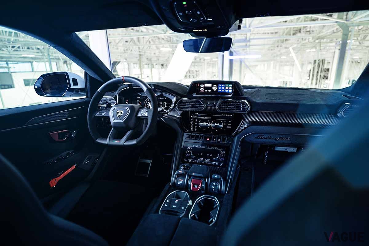 イタリア警察に提供されたランボルギーニのSUV「ウルス・ペルフォルマンテ」のインテリア