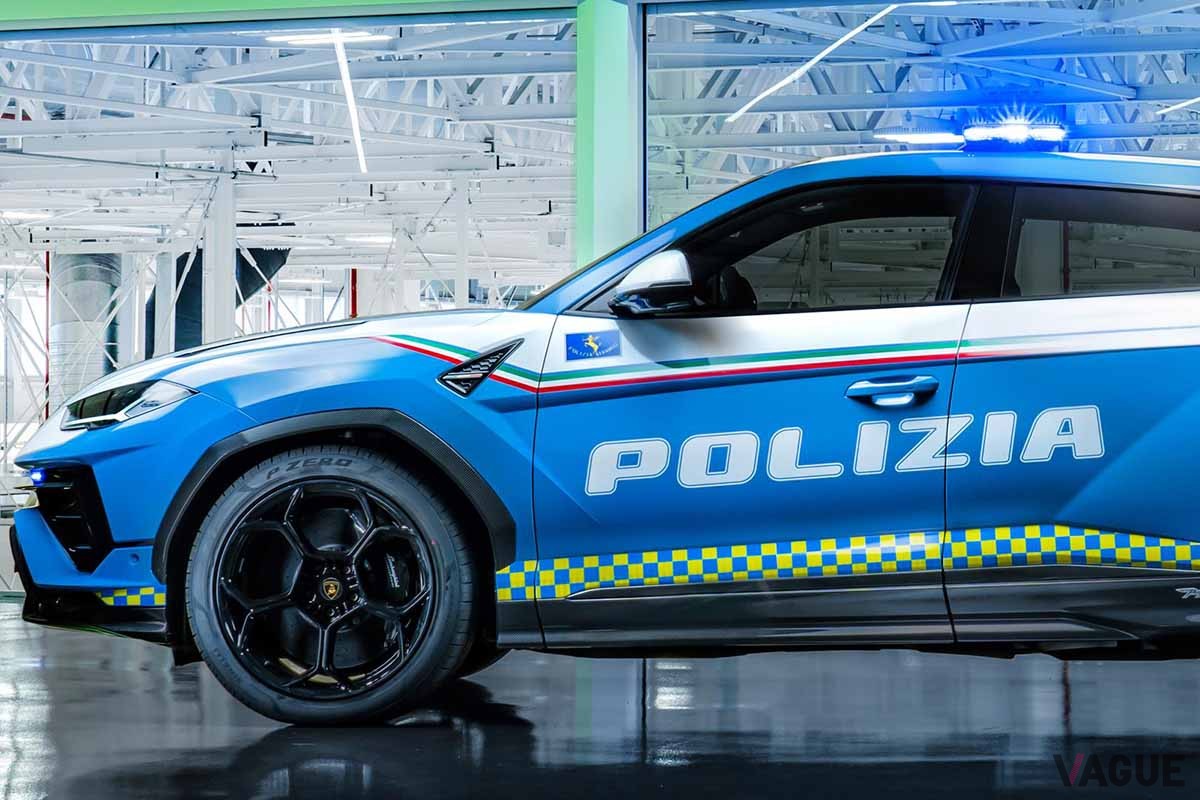 イタリア警察に提供されたランボルギーニのSUV「ウルス・ペルフォルマンテ」
