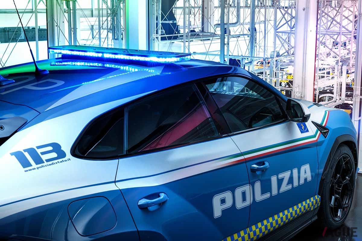 イタリア警察に提供されたランボルギーニのSUV「ウルス・ペルフォルマンテ」