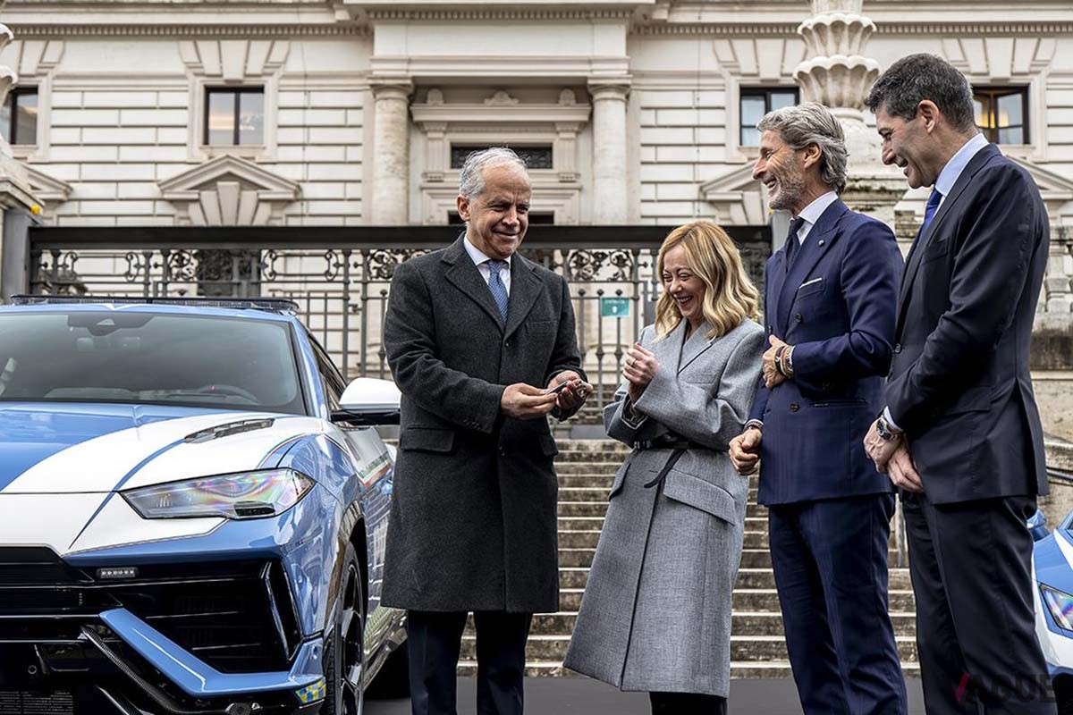 イタリア警察に提供されたランボルギーニのSUV「ウルス・ペルフォルマンテ」の贈呈式