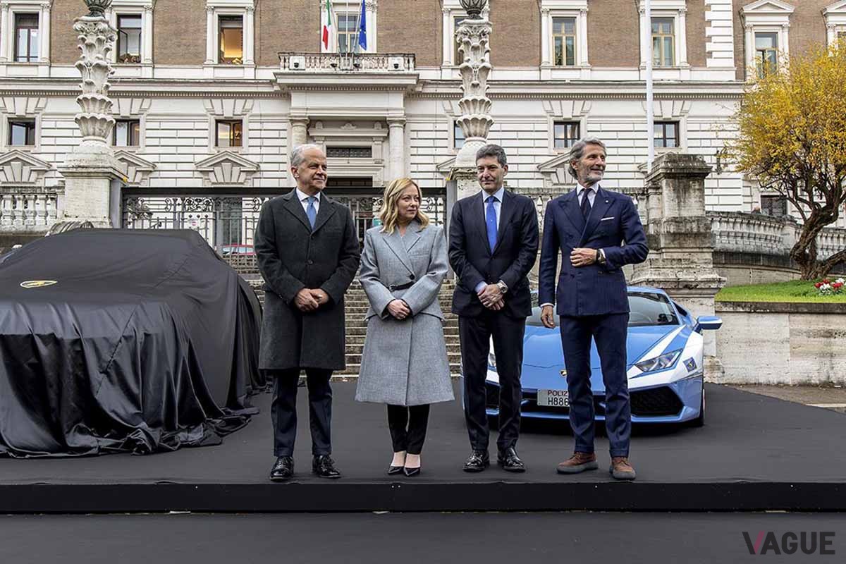 イタリア警察に提供されたランボルギーニのSUV「ウルス・ペルフォルマンテ」の贈呈式