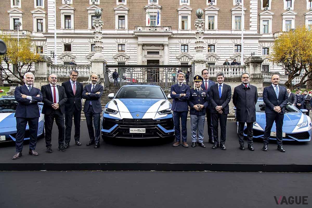イタリア警察に提供されたランボルギーニのSUV「ウルス・ペルフォルマンテ」の贈呈式