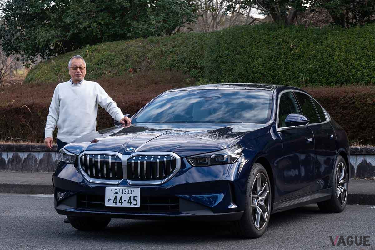 BMW新型「523iセダン」と筆者のこもだきよし氏