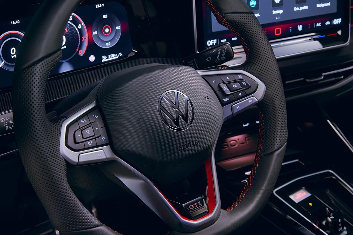 VW改良新型「ゴルフGTI」のインテリア