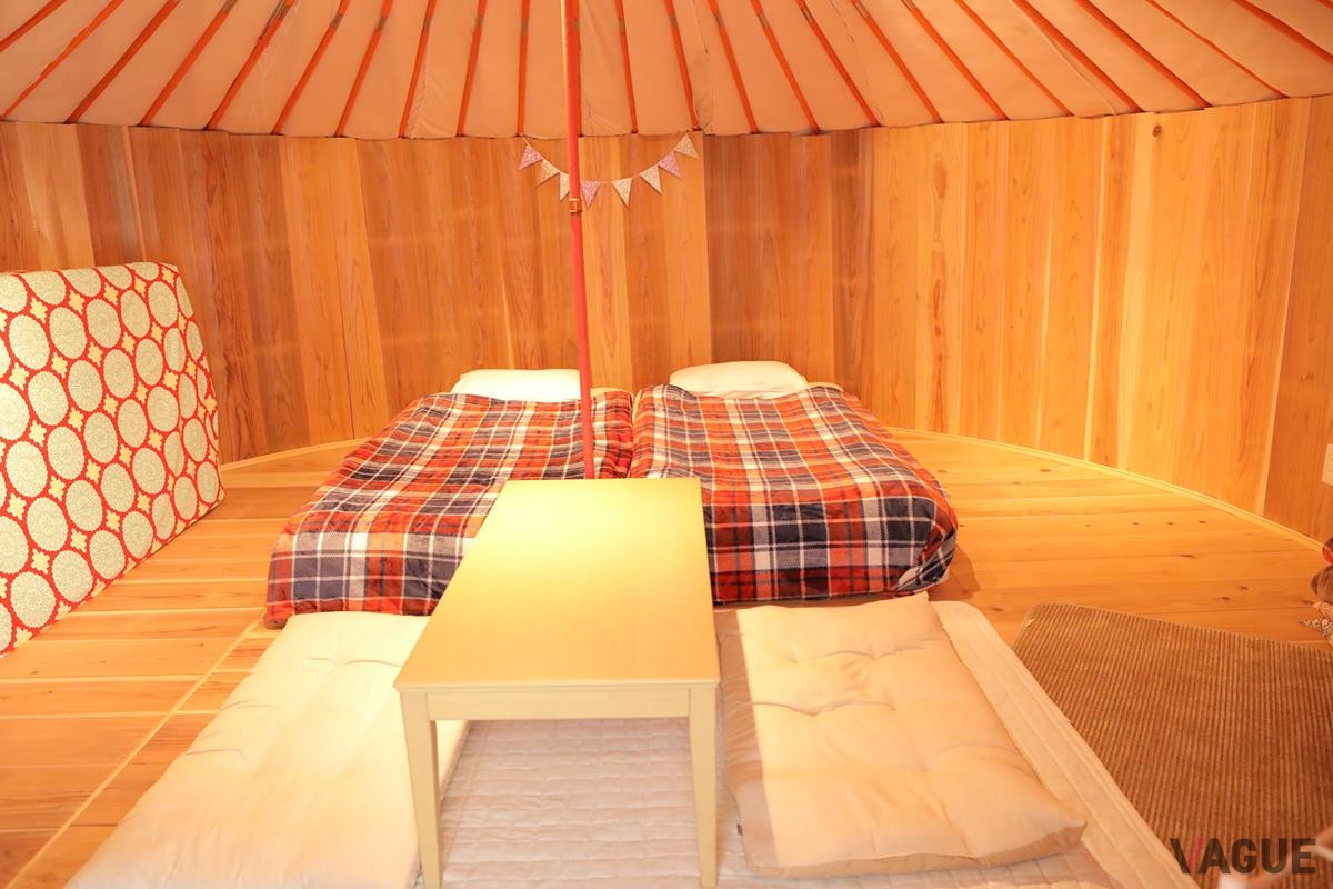 テント内はシンプルで落ち着いた雰囲気の部屋
