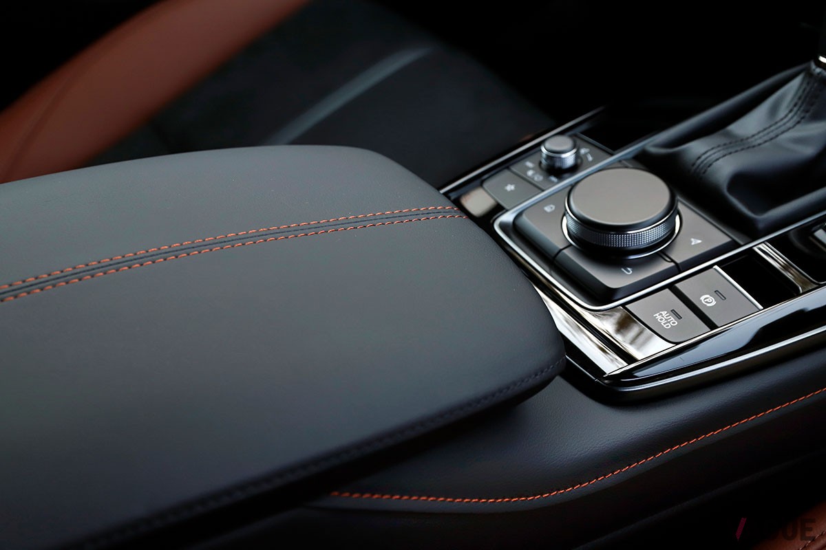 テラコッタ×ブラックのおしゃれ内装が魅力的なマツダ「CX-30レトロスポーツエディション」