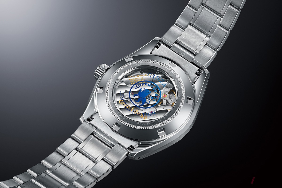 裏ぶた越しにムーブメントをのぞかせるシースルーバック仕様。鮮やかなブルーでプリントされた“GINZA LIMITED EDITION”の文字は限定モデルの証だ