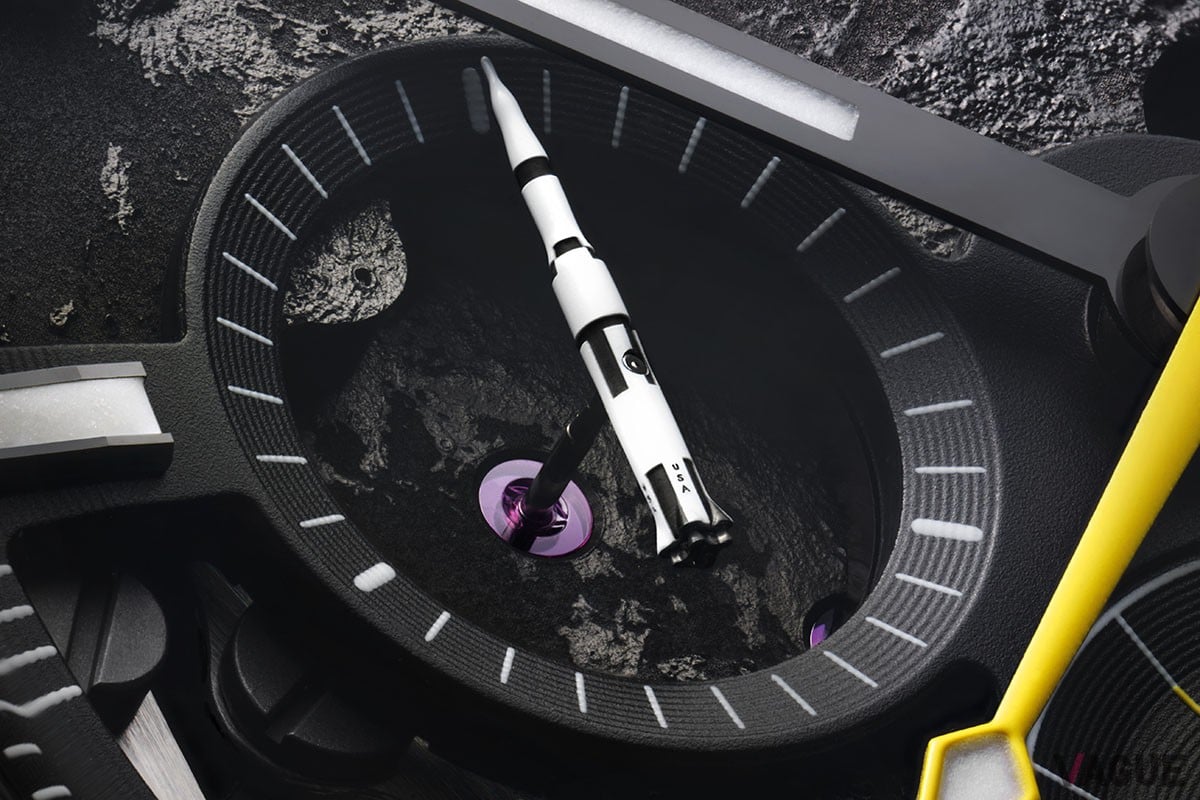 9時位置に配したスモールセコンドには精密に作られたチタン製“サターンVロケット”の姿が。緻密な造作は必見だ