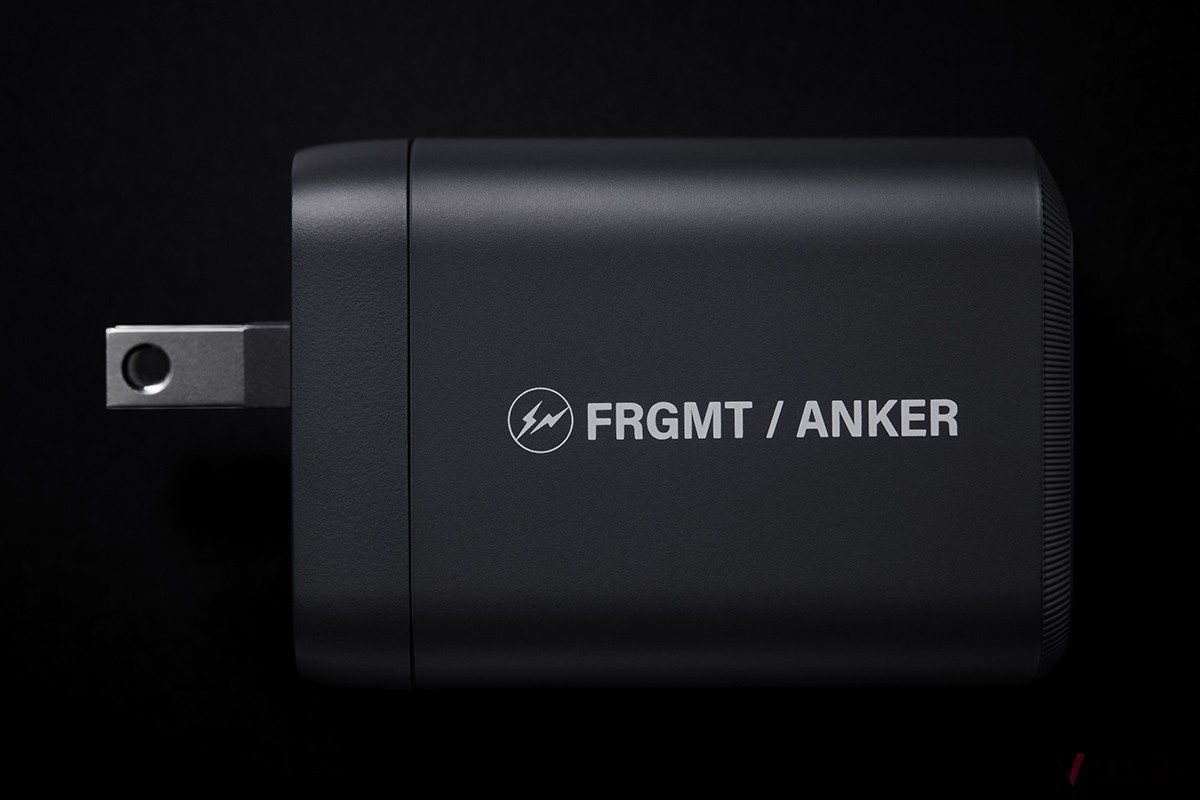 フラグメントのアイコンであるサンダーマークは充電器におあつらえ向き