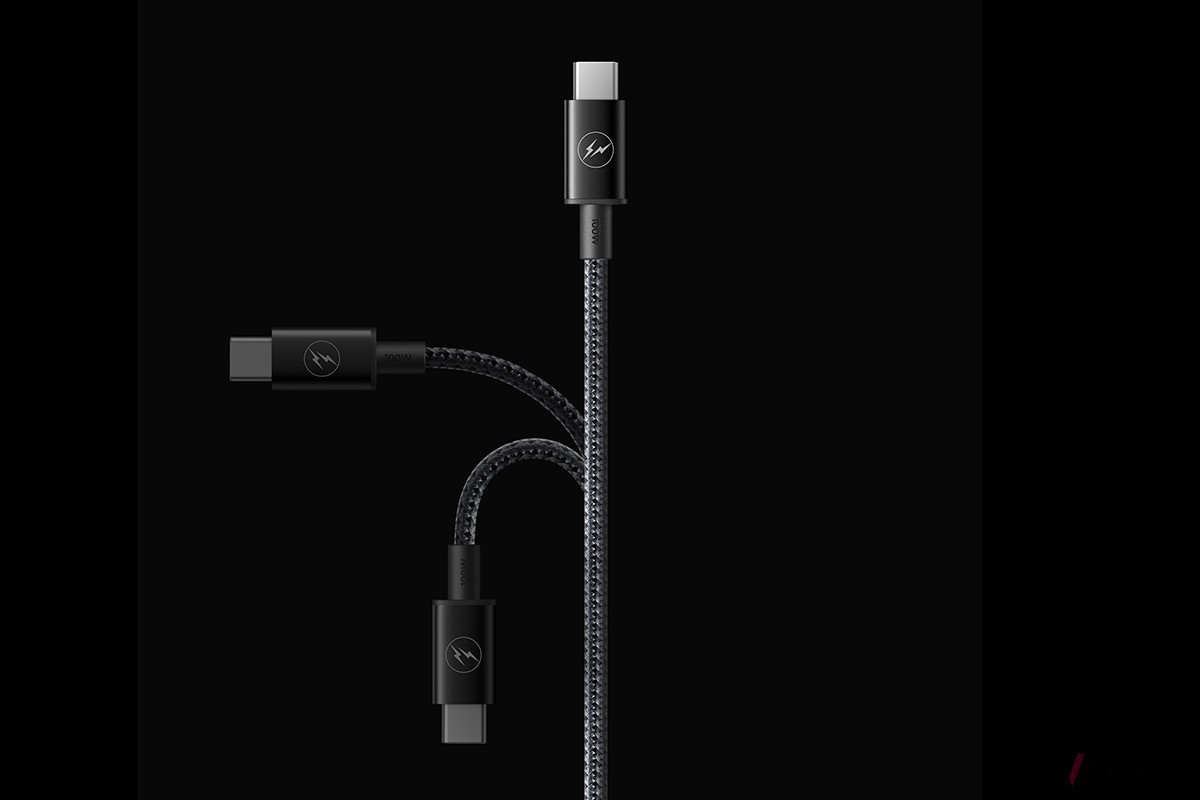 高耐久のナイロンを使用して1万2000回以上の折り曲げにも耐えるケーブル