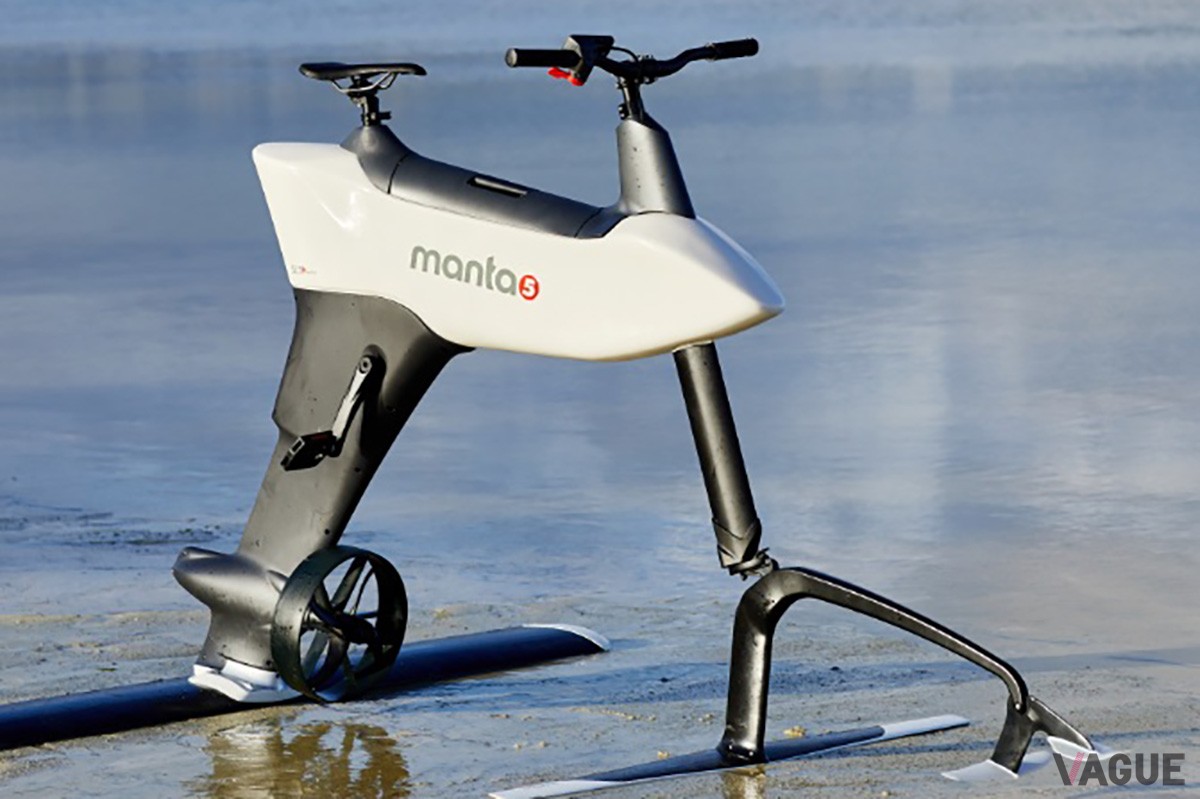 グアムでは初導入とされる水上E-バイク。後輪に当たる部分にあるプロペラで前進できる