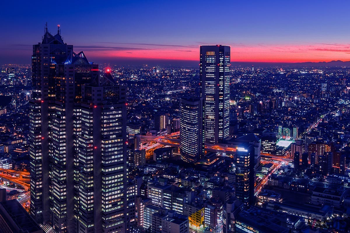 カクテル「Purple Sunset」がイメージする美しい都会の夕景
