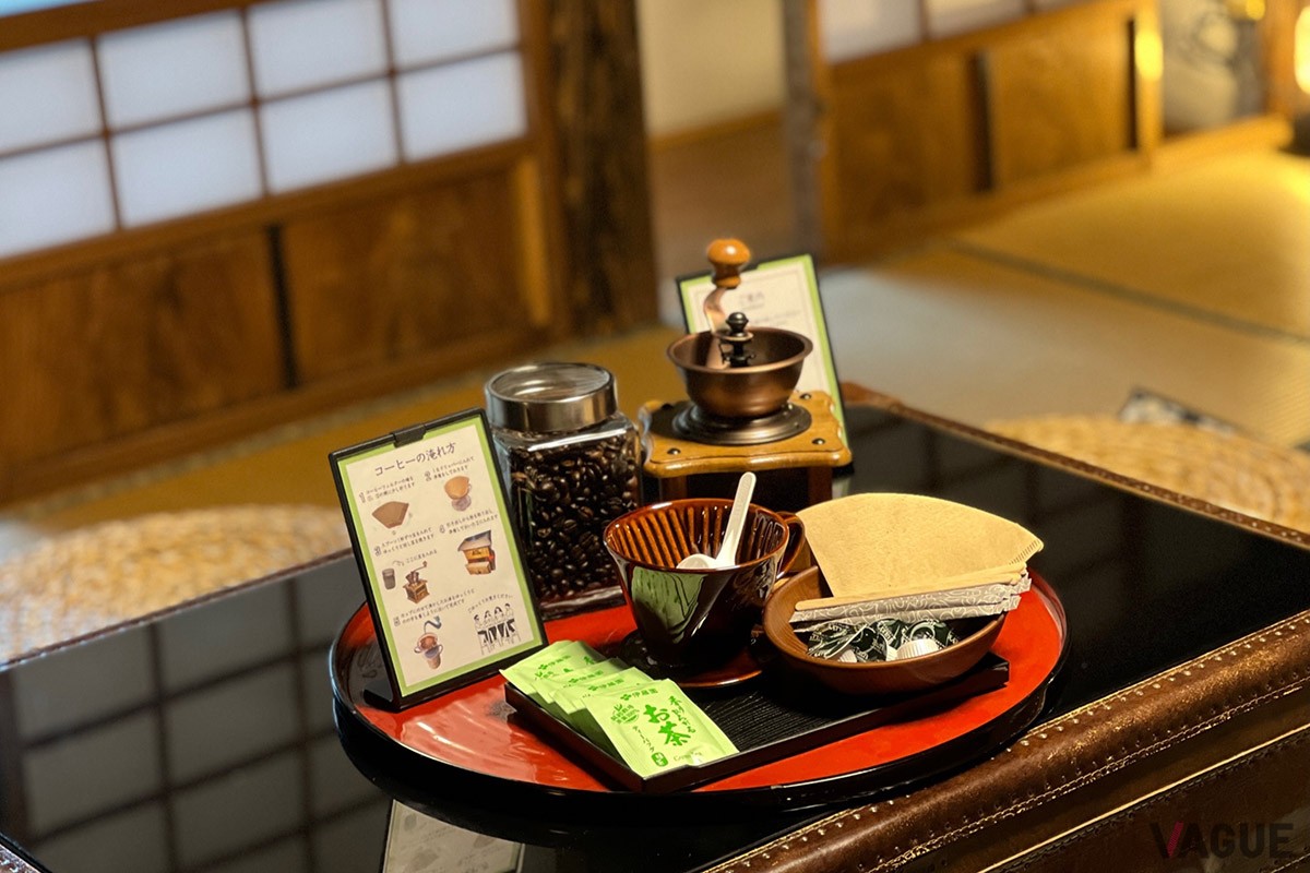 瓦屋根と木造りの家で歴史を感じる