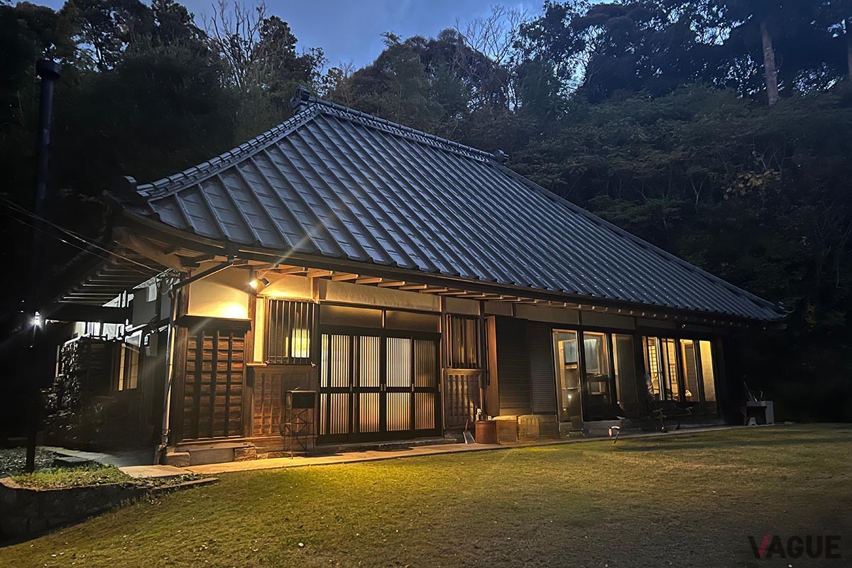 瓦屋根と木造りの家で歴史を感じる