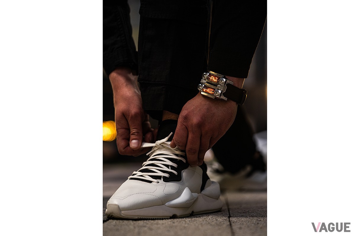 腕を動かした際に点灯する