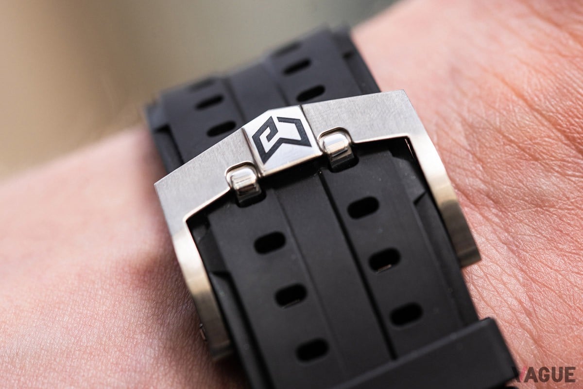 ダブルバックルによるしっかりとした装着感