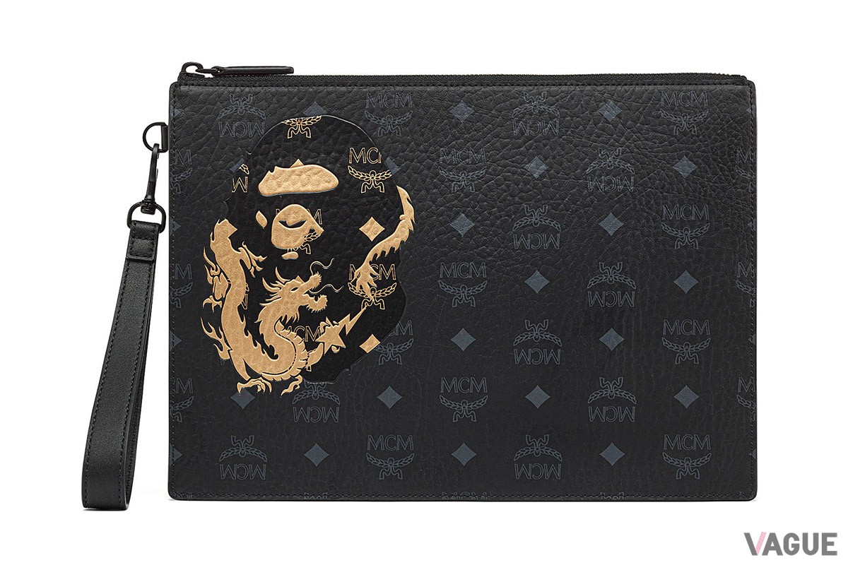 「BAPE X MCM FLAT POUCH」（価格：7万5900円、消費税込） COLOR: BLACK