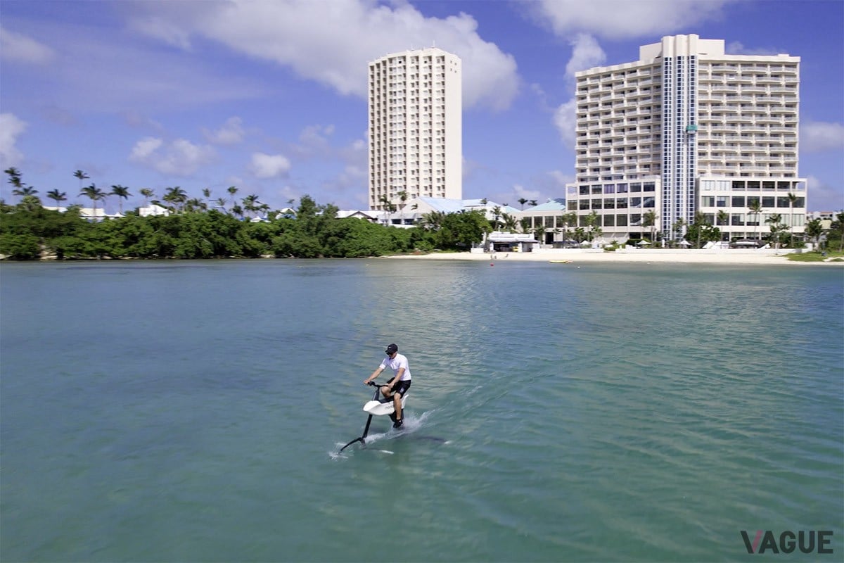 グアムでは初導入とされる水上E-バイク。後輪に当たる部分にあるプロペラで前進できる