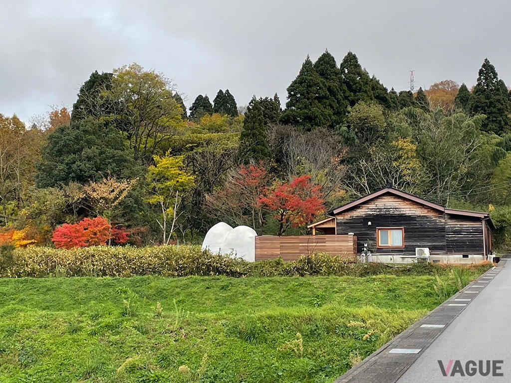 自然の中に佇む日本の伝統的な古民家
