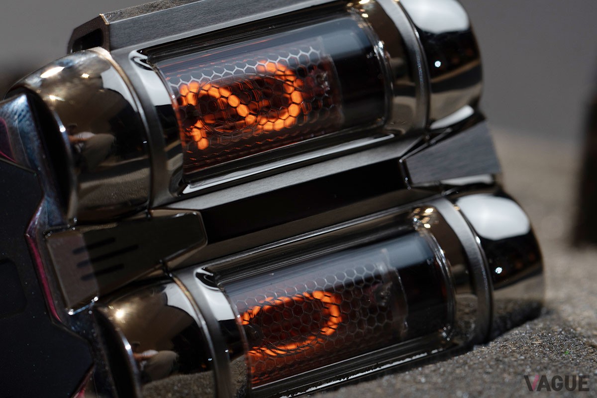 ニキシー管のハニカム越しに眺める数値はLEDによるもの