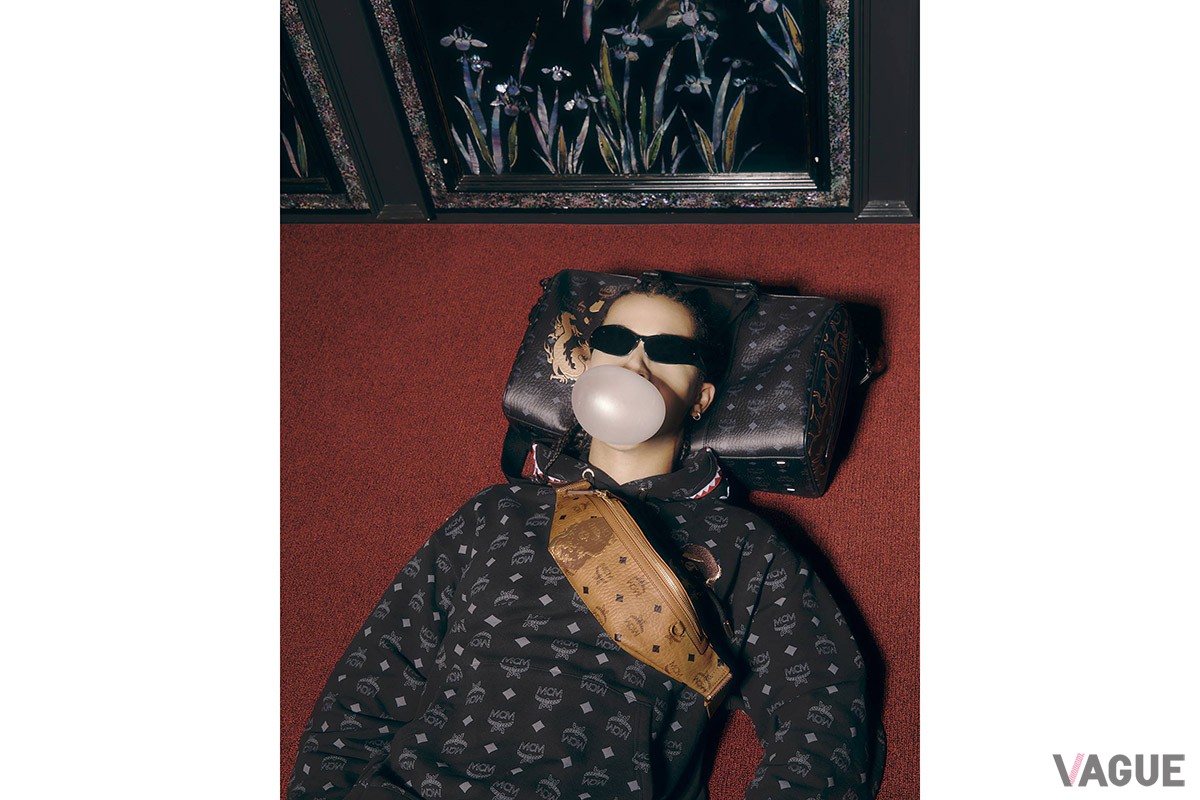 バッグ類には、APE HEADの象徴的なパッチワークに、今シーズンの新しいCAMO柄であるLIQUID CAMOを曲線で表現。コニャックとブラックというMCMの定番カラーにゴールドのグラフィックや曲線が美しく映えます。