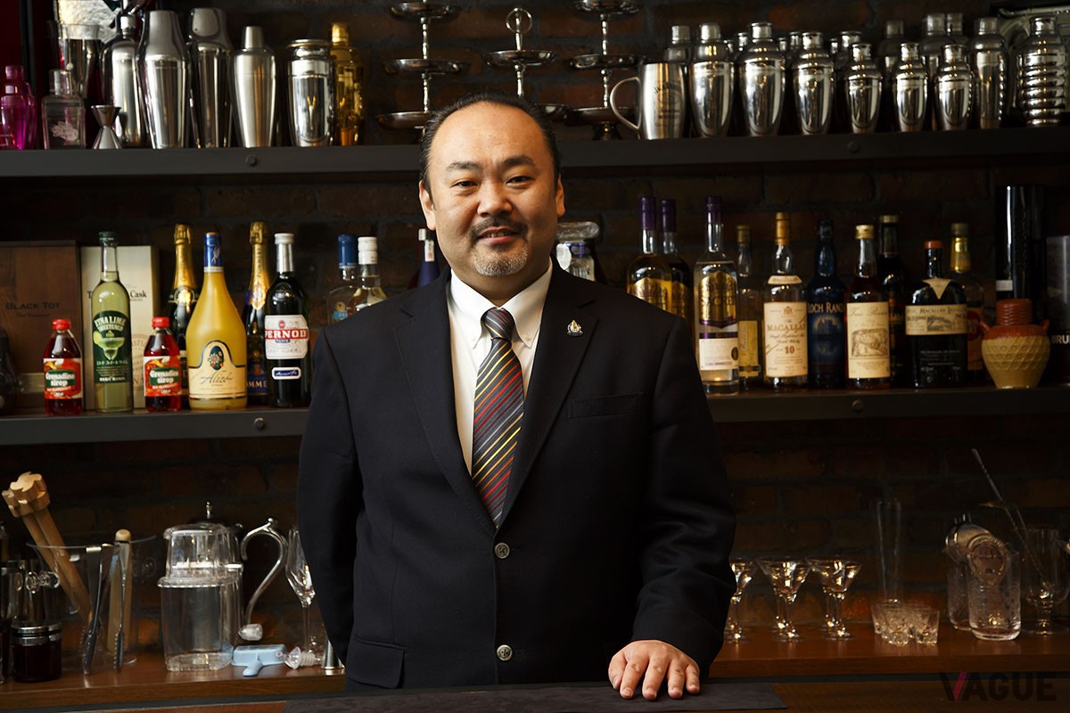 商品開発アドバイザーであるSTAR BARオーナーの岸久氏。氏のオリジナルカクテルの美しいグラデーションがインスパイアの源に