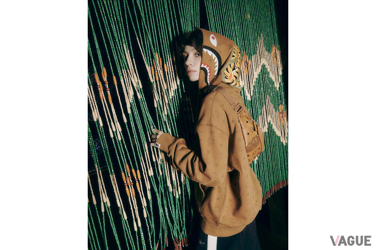 SHARK HOODIEは、MCMのブランドカラーであるコニャックとブラックの2色。ヴィセトスのモノグラムの上にコラボレーションロゴをあしらい、フードにはSHARKと“MCM”の文字をレタリングしました。