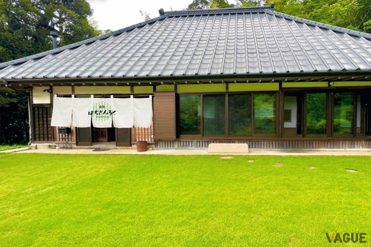 瓦屋根と木造りの家で歴史を感じる