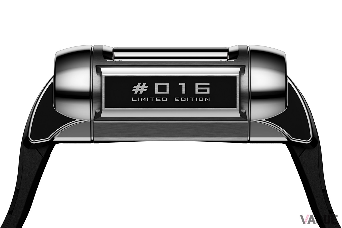 ケースサイドにはシリアルナンバーも刻まれる