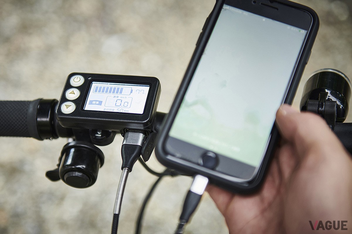 パネルにUSBポートを設け充電も可能