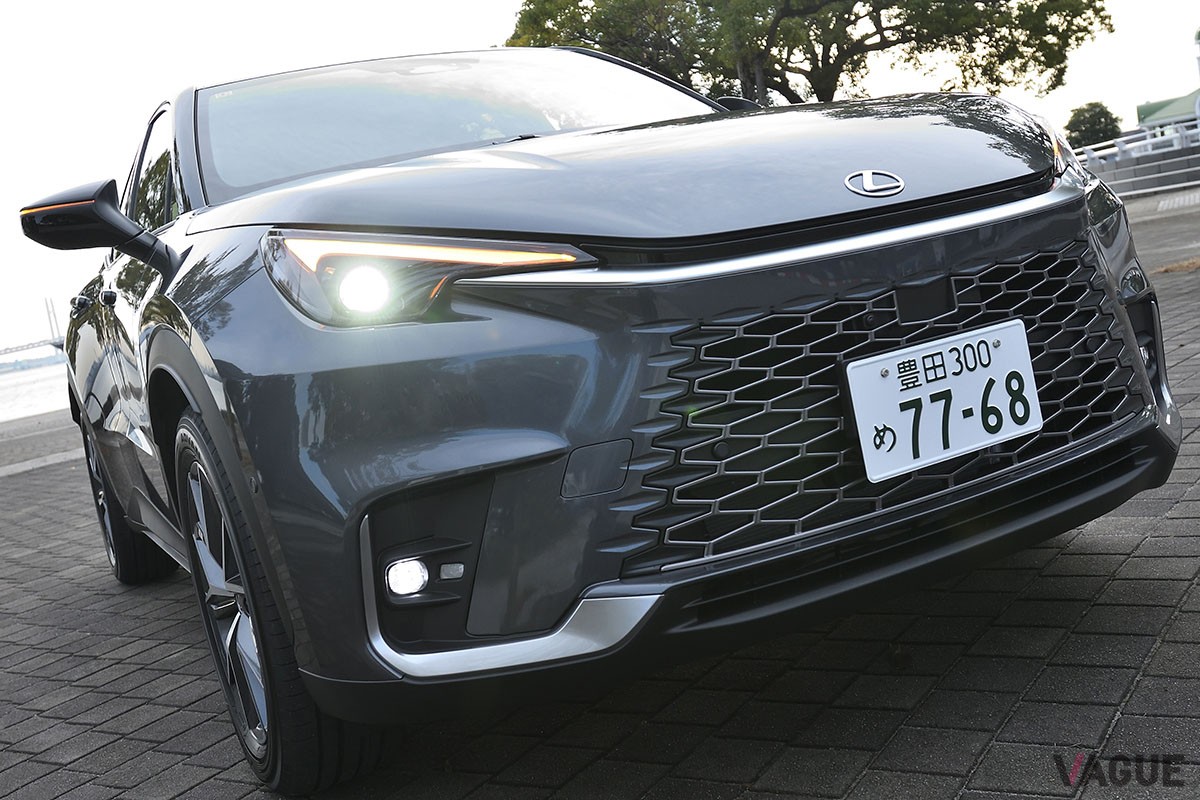 トヨタ「ヤリスクロス」がベースといわれるが、中身や出来栄えはそれとは別格の完成度を誇るレクサス新型「LBX」