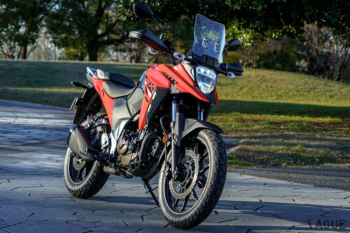 スズキの新型「Vストローム250SX」は、快適にツーリングを楽しめてさまざまな道を走破できる、まさにアドベンチャーバイクらしいモデル