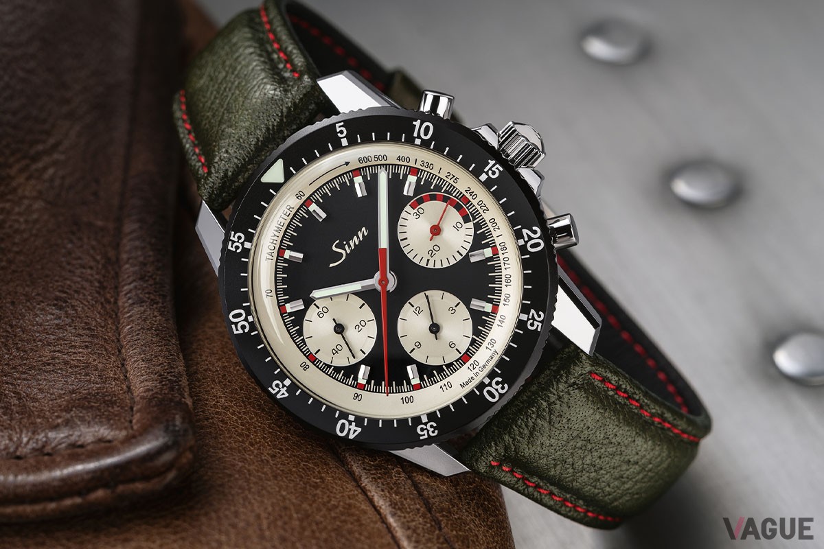 ストラップはしなやかさと耐久性を兼ね備えたボアレザー製。写真のグリーンのほかにもブラックの換えストラップも付属