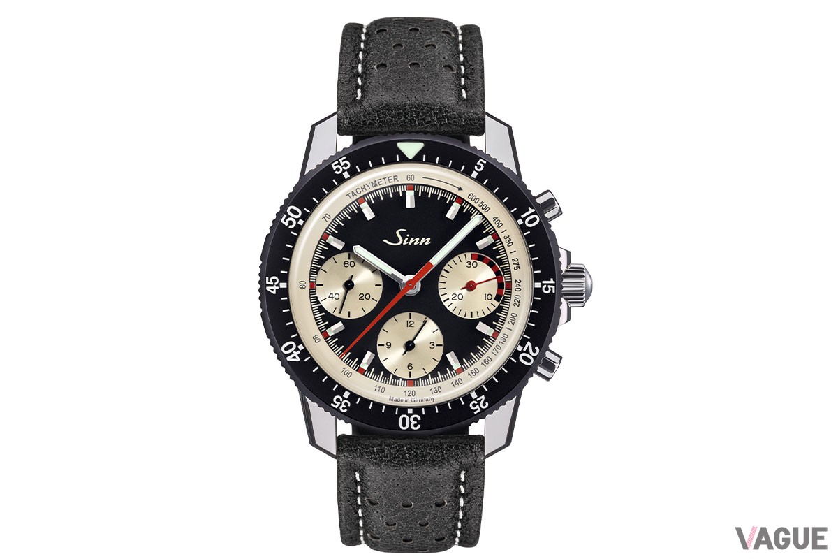 3時位置に30分積算計、6時位置に12時間積算計、9時位置にスモールセコンドを配置。飾り穴がついたブラックのボアレザーストラップも付属します