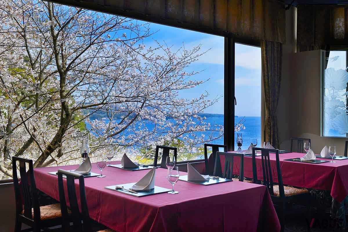 芳醇なフランス料理と繊細な日本料理が調和する料理を、相模湾を眺めながらワインとともに楽しめるフレンチ懐石レストラン「フォーシーズン」