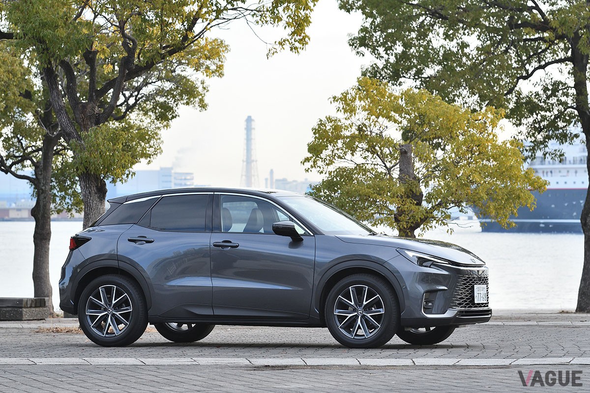 トヨタ「ヤリスクロス」がベースといわれるが、中身や出来栄えはそれとは別格の完成度を誇るレクサス新型「LBX」