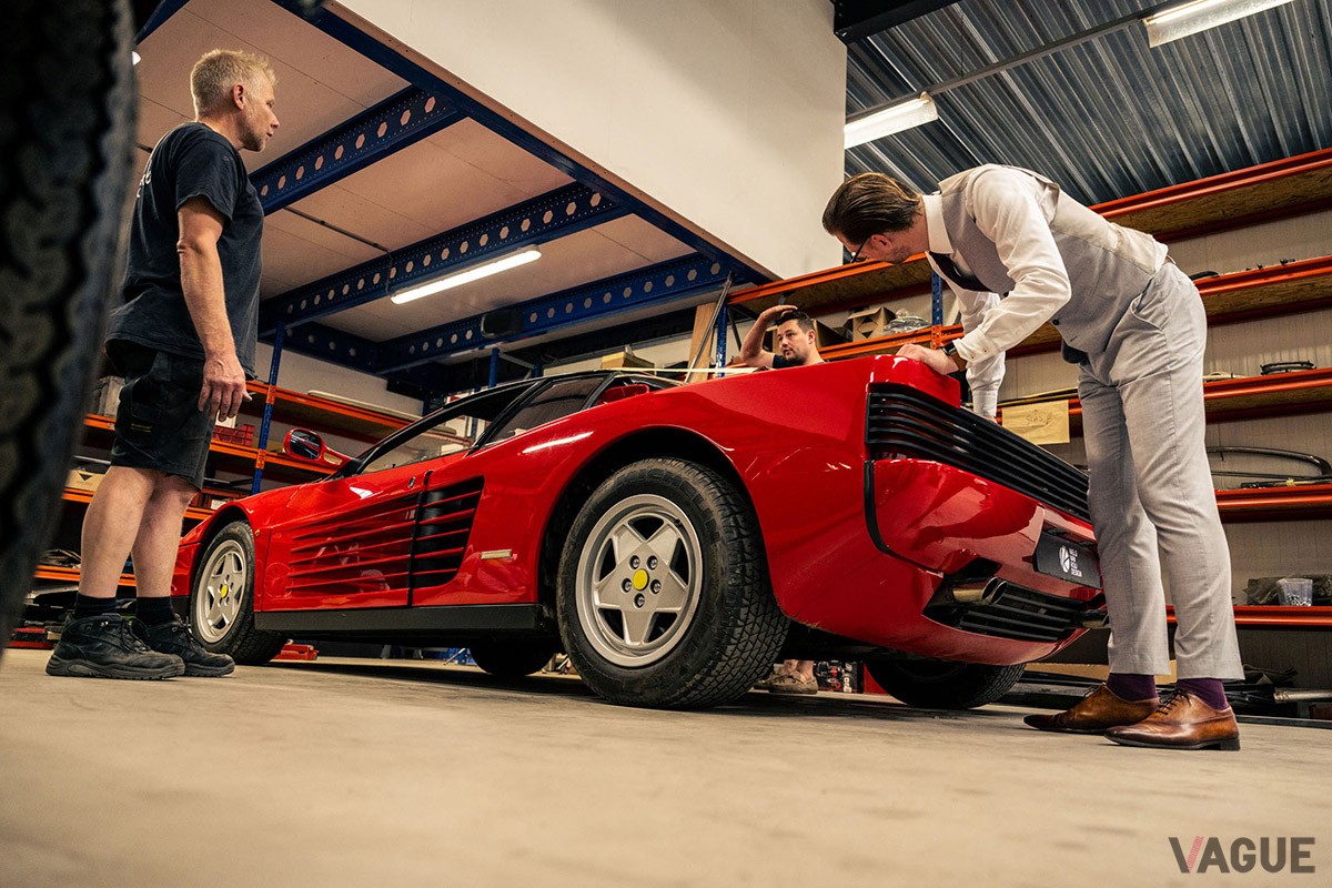 1987年式のフェラーリ「テスタロッサ」をタルガ仕様にする作業シーン（C）Niels van Roij Design