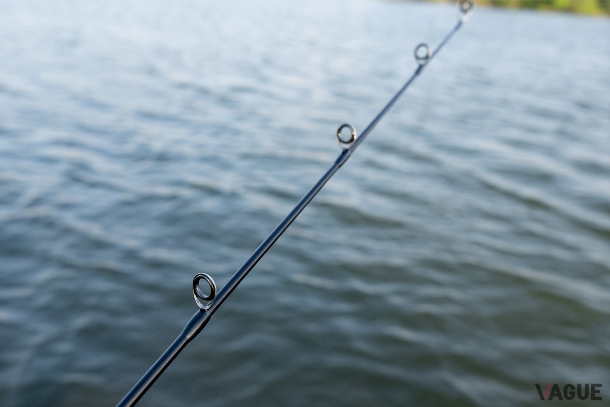 柔軟性が必要な竿先にはチタニウム製のガイドを採用