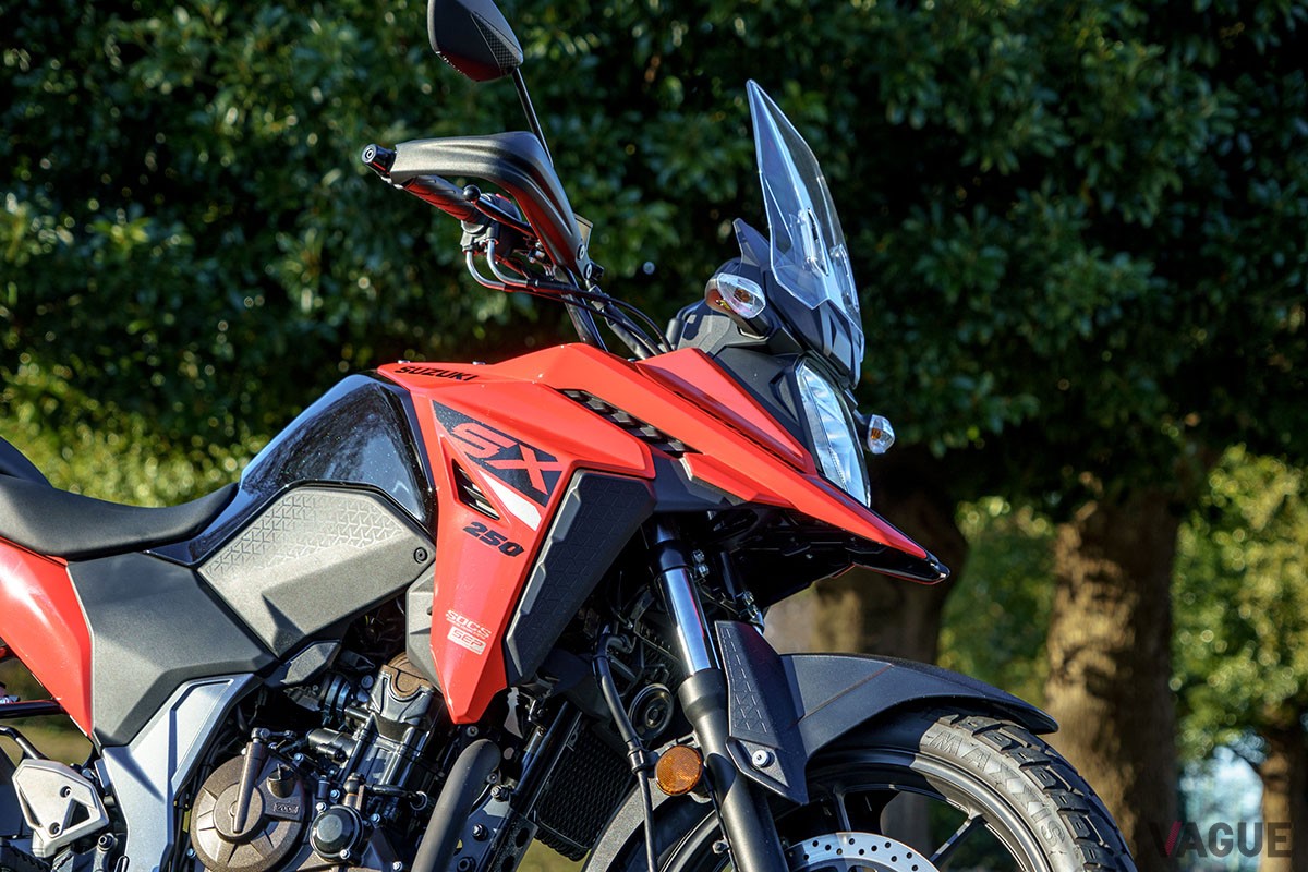 スズキの新型「Vストローム250SX」は、快適にツーリングを楽しめてさまざまな道を走破できる、まさにアドベンチャーバイクらしいモデル