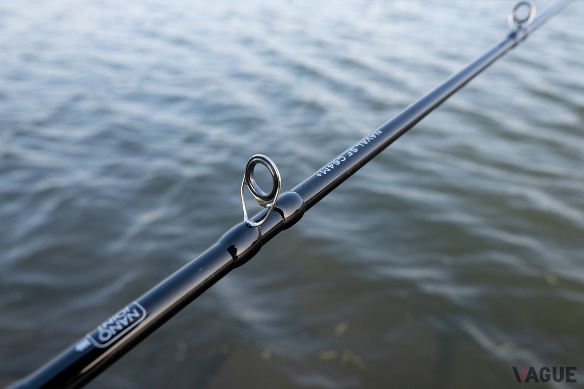 手元のガイドには、よりしっかりとした剛性感のあるステンレスフレームのガイドを搭載