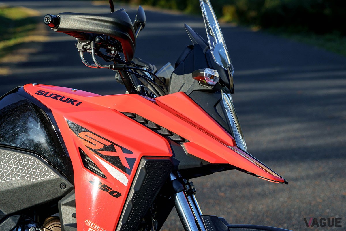 スズキの新型「Vストローム250SX」は、快適にツーリングを楽しめてさまざまな道を走破できる、まさにアドベンチャーバイクらしいモデル