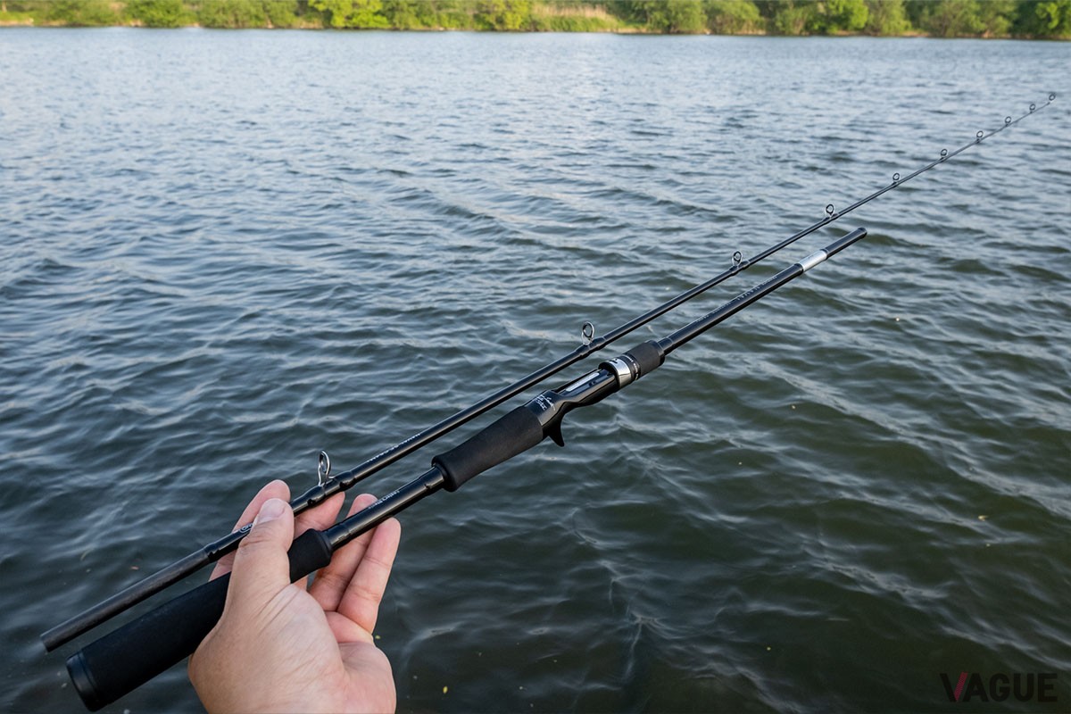 ジョイントをロッドの中央ではなく、バット（手元）側にオフセットすることで、航空機に持ち込める仕舞寸法や強度、しなやかさを両立。130cmという軽自動車の後部座席に横向きに積載できる仕舞寸法も魅力です