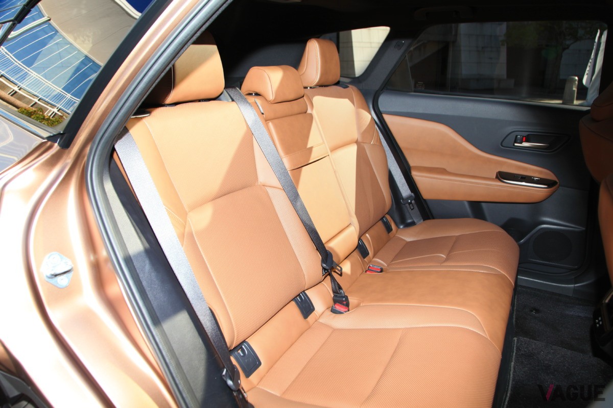 どの席でも快適なロングドライブを楽しめる、開放的で広々としたリアシートを備えるトヨタ新型「クラウン・エステート」