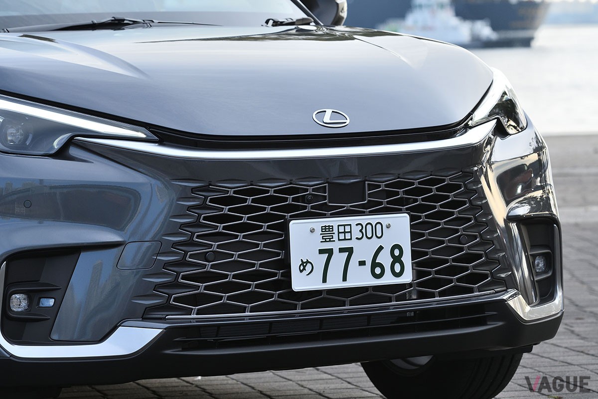 トヨタ「ヤリスクロス」がベースといわれるが、中身や出来栄えはそれとは別格の完成度を誇るレクサス新型「LBX」