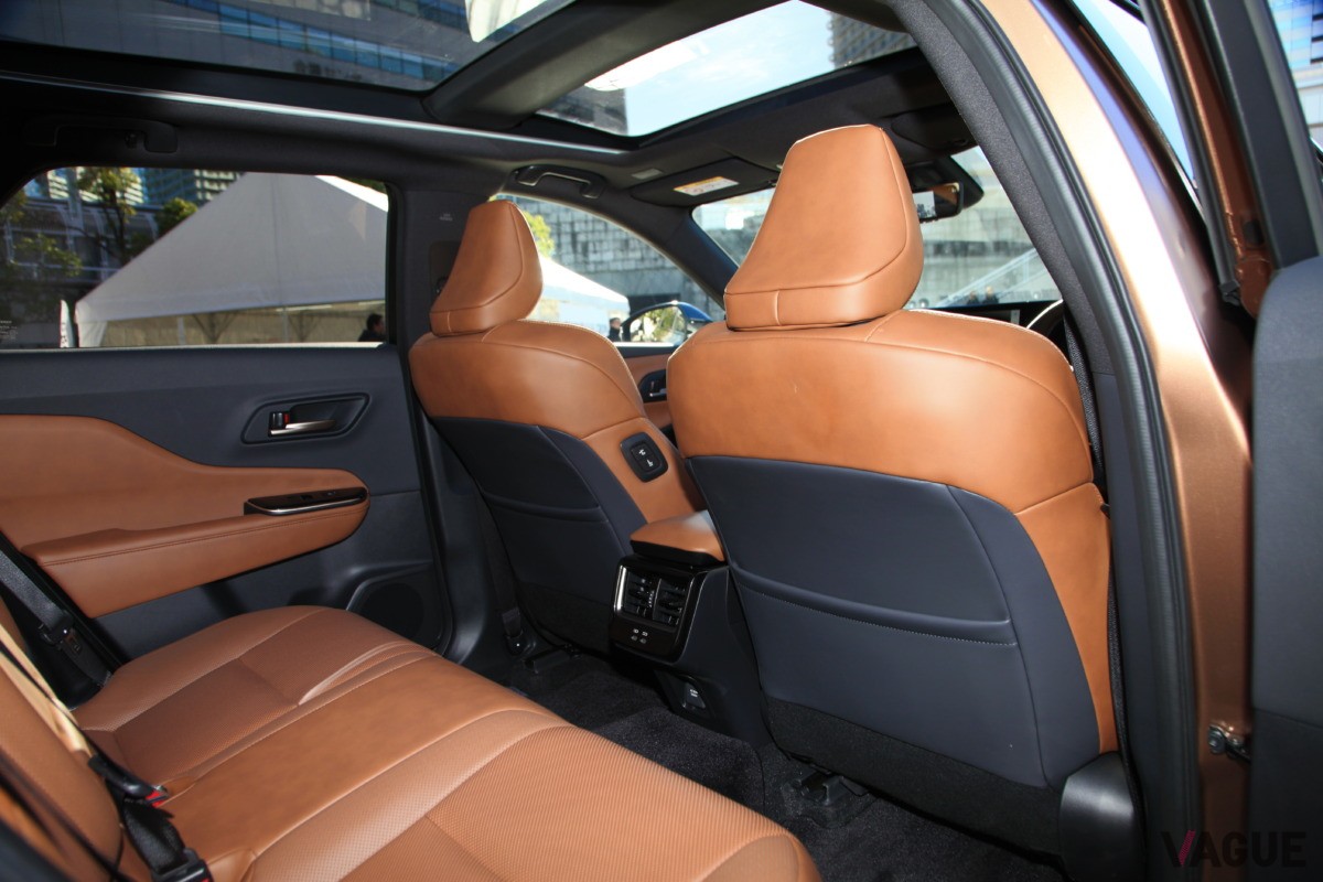 どの席でも快適なロングドライブを楽しめる、開放的で広々としたリアシートを備えるトヨタ新型「クラウン・エステート」