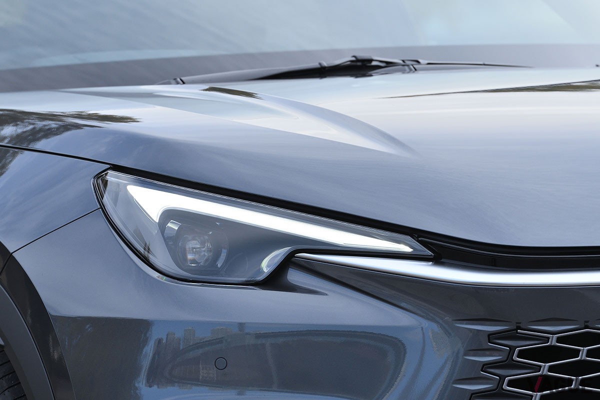 トヨタ「ヤリスクロス」がベースといわれるが、中身や出来栄えはそれとは別格の完成度を誇るレクサス新型「LBX」